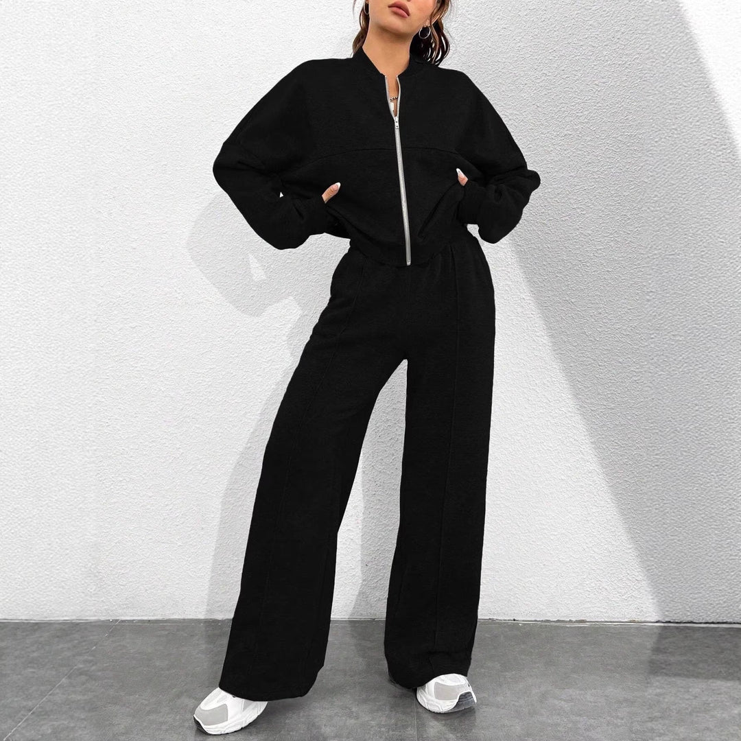 Weiches Damen Freizeit-Set: Kurzer Bomber & High-Waist Jogginghose. Komfortable Casualwear für Zuhause oder Reise.