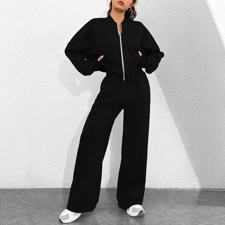 Weiches Damen Freizeit-Set: Kurzer Bomber & High-Waist Jogginghose. Komfortable Casualwear für Zuhause oder Reise.