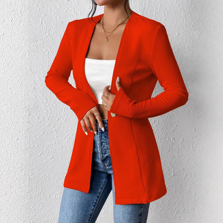 Kragenloser Damen Longblazer mit cleanem Design, sehr modern und chic.