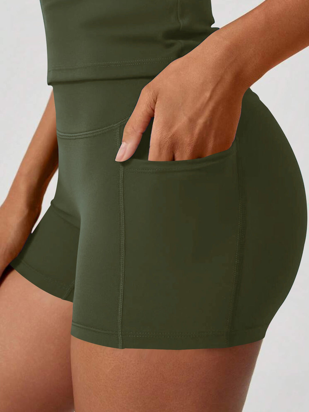 Atmungsaktive Damensportbekleidung: kurze Trainingsshorts mit hohem Bund.