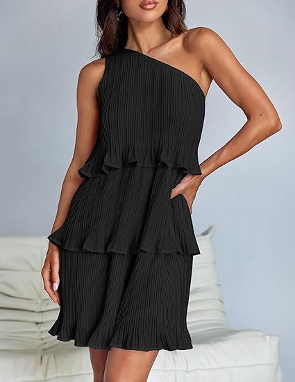 Schickes, fließendes One-Shoulder Plisseekleid, perfekt für Sommerfeste. Asymmetrisches Design.