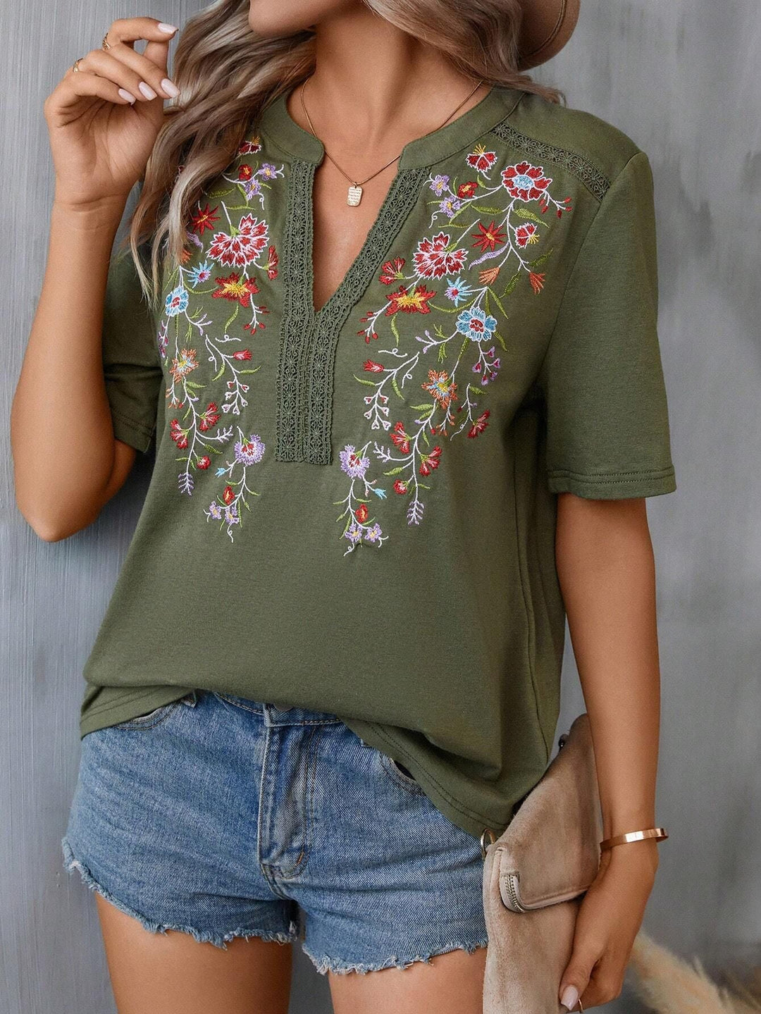 Bestickte Damen Tunika in Boho-Optik mit V-Ausschnitt, Spitze und Blumenmuster, ideal für den Sommer.