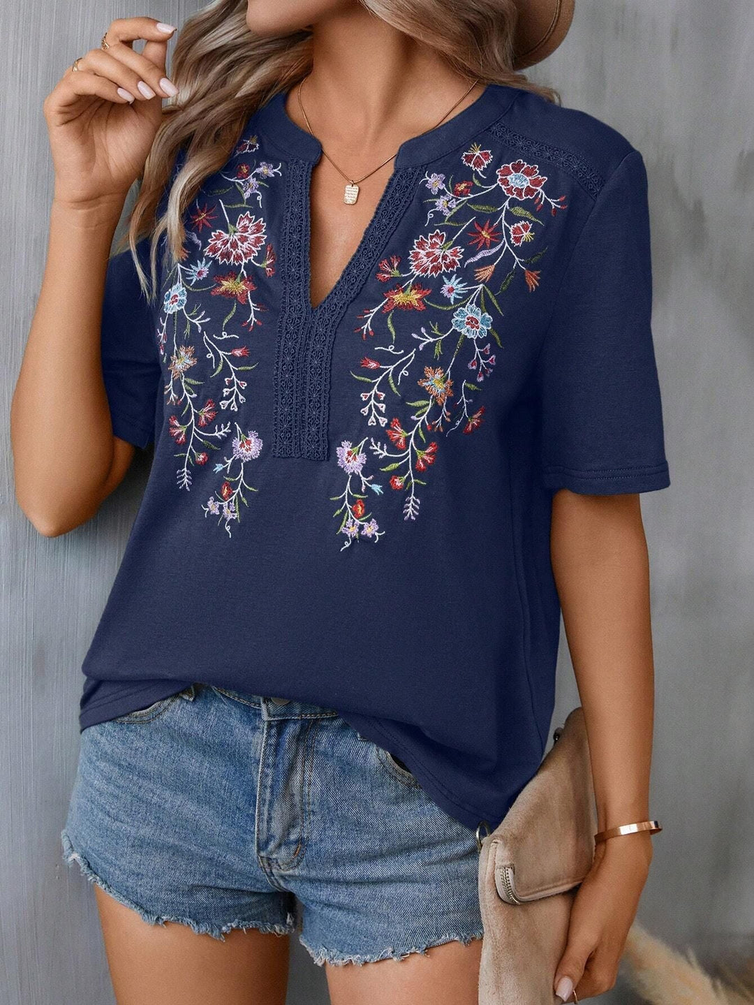 Exquisite Damen Boho-Tunika mit aufwendiger Stickerei, femininer Spitze und modischem V-Ausschnitt.