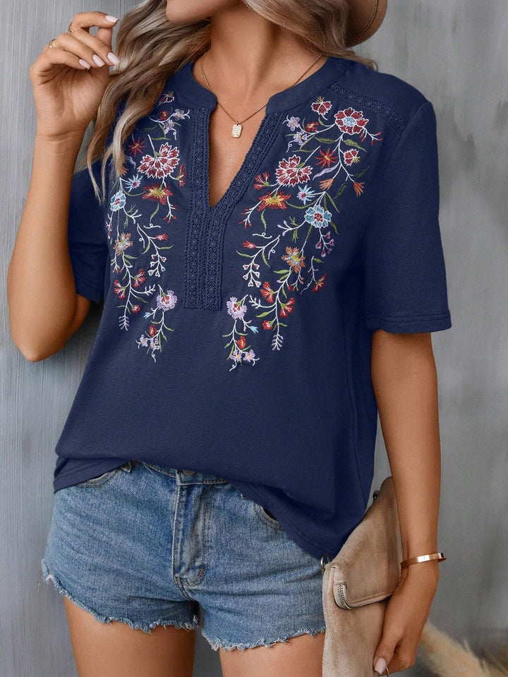 Exquisite Damen Boho-Tunika mit aufwendiger Stickerei, femininer Spitze und modischem V-Ausschnitt.