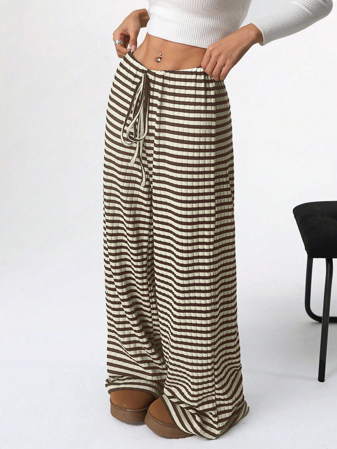 Aufgehängte weite gerippte Damenhose mit Kordelzug, präsentiert als komfortable Freizeit- & Homewear.