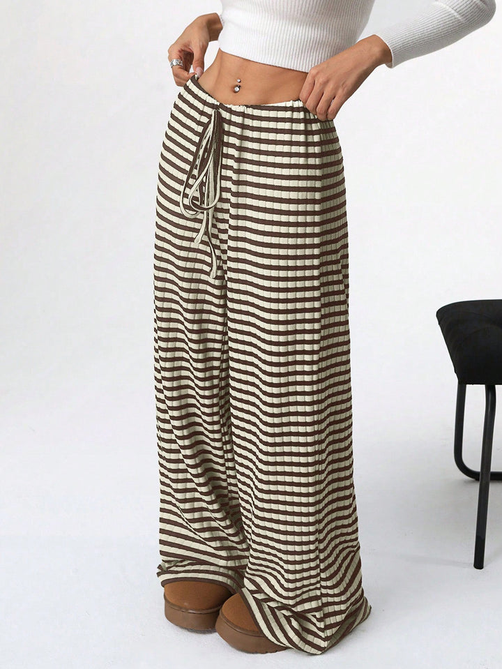 Aufgehängte weite gerippte Damenhose mit Kordelzug, präsentiert als komfortable Freizeit- & Homewear.