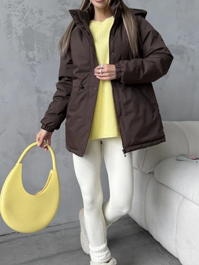 Hochwertige Damen Outdoorjacke, atmungsaktiv und winddicht für Wanderungen und Freizeit.