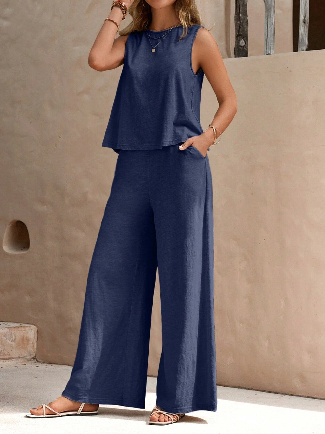Femininer Zweiteiler mit ärmellosem Top und fließender Palazzohose. Eleganter Komfort für moderne Frauen.