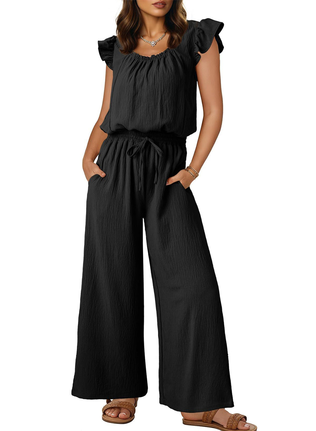 Schwarzer Damen Crinkle-Overall mit weitem Bein und eleganten Rüschenärmeln, zeitloser Sommer-Look.