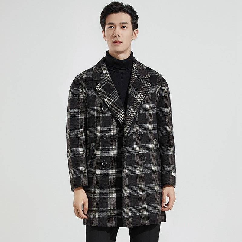 Detailansicht Kragen des karierten Herren Doppelknopf-Übermantels in Schwarz-Grau. Eleganter Wintermantel.
