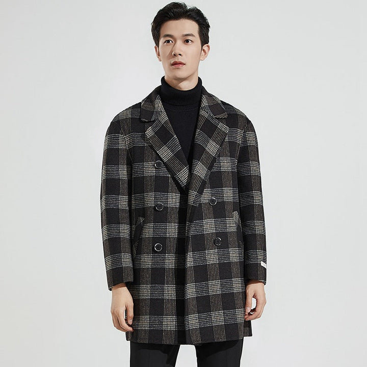 Detailansicht Kragen des karierten Herren Doppelknopf-Übermantels in Schwarz-Grau. Eleganter Wintermantel.