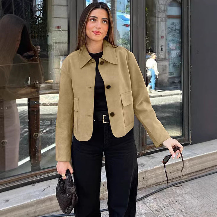 Elegante Damen Kurzjacke in Karamell, ideal für Business Casual und Freizeit-Outfits. Trendige Mode für stilvolle Frauen.