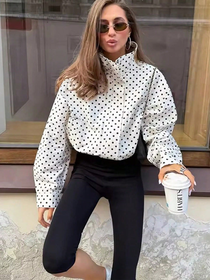 Moderne Damen Büro-Bluse, Polka-Dot, Stehkragen, elegante Ballonärmel, für professionellen Look.