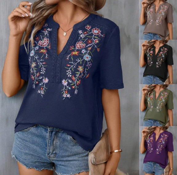 Damen Boho-Tunika, bestickt mit V-Ausschnitt und Spitzenbesatz, perfekt für einen eleganten Sommer-Look.