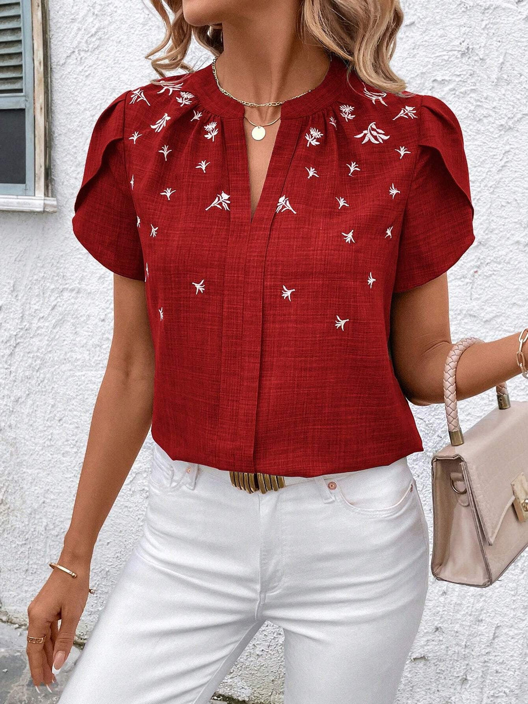 Stylische Damen Kurzbluse mit Stehkragen und auffälliger floraler Stickerei; ideal für Freizeit.