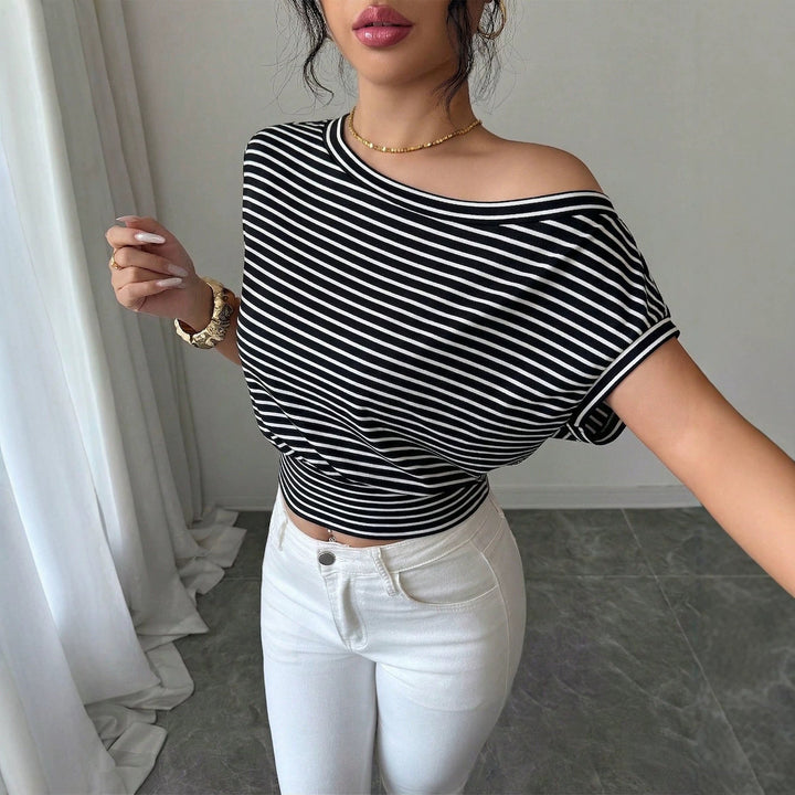 Taillenbetontes, gestreiftes Damen Cropped Shirt mit Off-Shoulder und Kurzarm. Modisch für Frauen im Sommer.