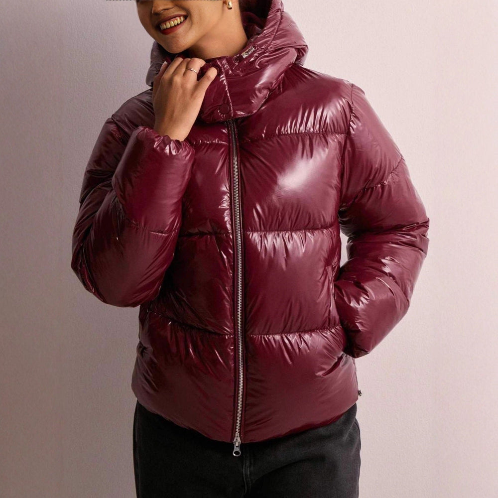 Stilvolle glänzende Damen Steppjacke in Schwarz mit Kapuze; ideal für Mode & Alltag.