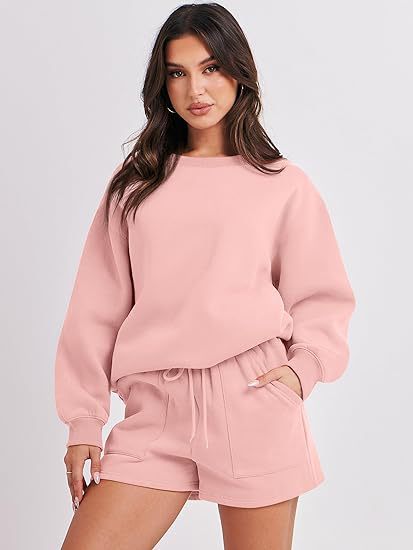 Komfortables, zweiteiliges Damen-Sweatset: Oversize Sweatshirt & High-Waist Shorts für den Alltag.