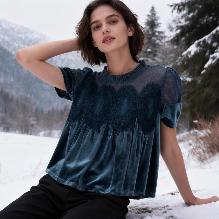 Feminine Samtbluse für Damen mit edlem Spitzenbesatz & schmeichelhafter A-Linie.