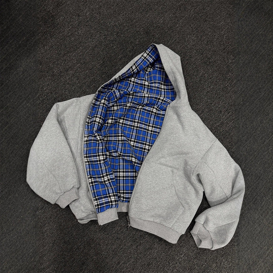 Mann trägt lässigen, gepolsterten Herren Hoodie mit Reißverschluss. Ideal für Streetwear & Freizeit.