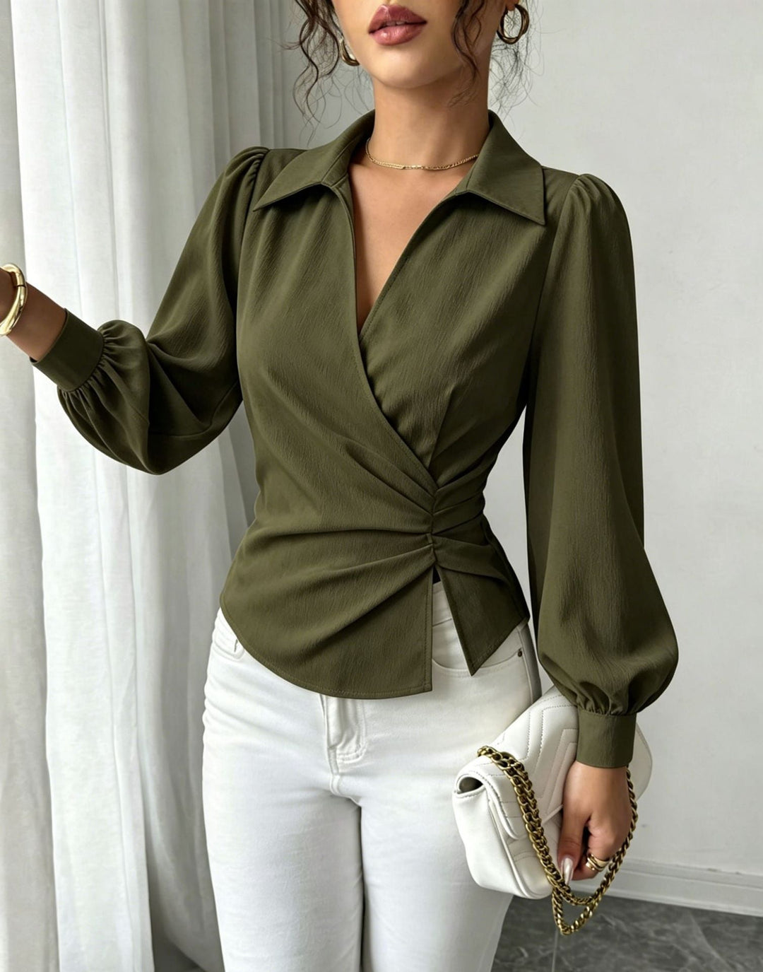 Modische Damen Wickelbluse mit Statement-Ballonärmeln, Taillenraffung & klassischem Hemdkragen. Langarm-Design.
