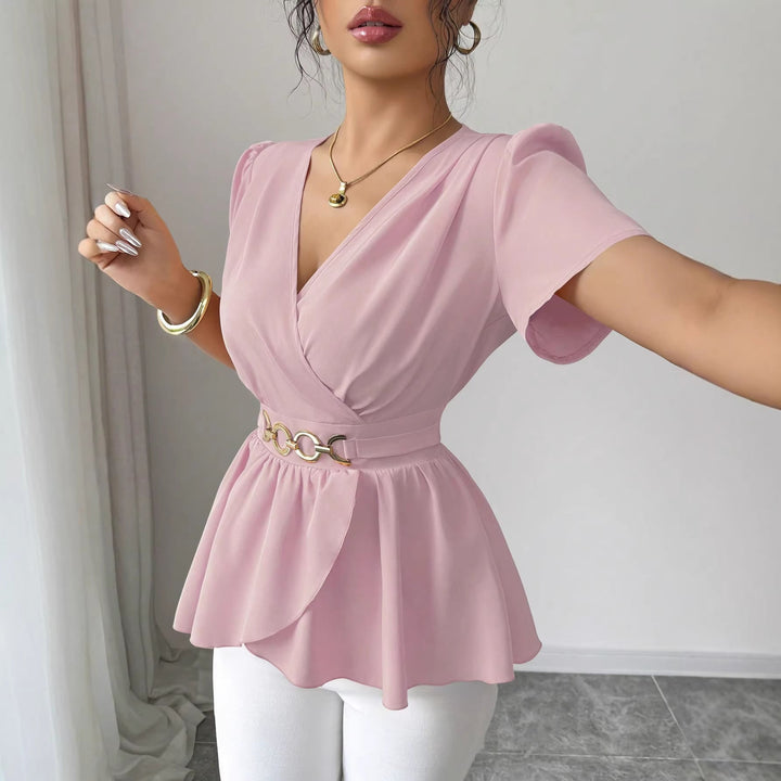 Komfortable Damen Wickelbluse mit Gürtel, Kurzarm und asymmetrischem Saum, vielseitig für Business Casual.