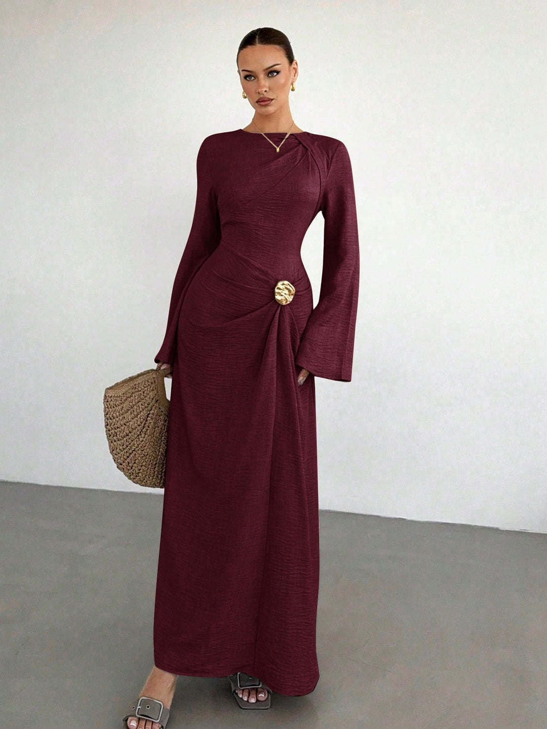 Modernes Damen Maxikleid, drapiertes Design und weit ausgestellte Glockenärmel, festliche Damengarderobe.