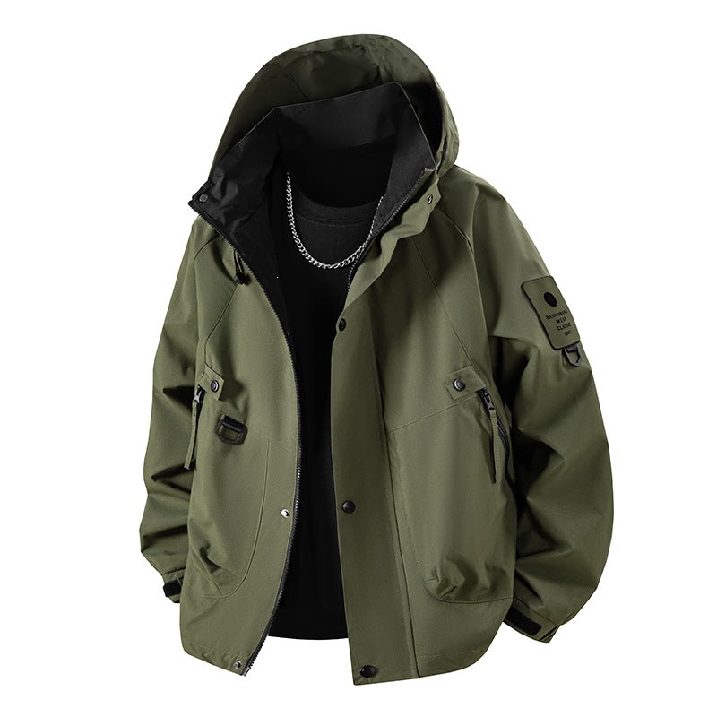Rückansicht hochsichtbarer Herren Outdoorjacke mit reflektierenden Elementen für maximale Sichtbarkeit.