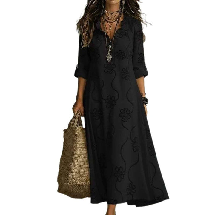 Elegantes Boho-Maxikleid für Damen mit Blumenstickerei. Fließender Rock & V-Ausschnitt für sommerliche Tage.