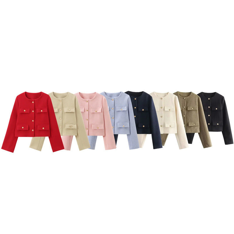 Elegante kurze Damenjacke mit stilvollen Pattentaschen, Knöpfen und modischem Rundkragen.