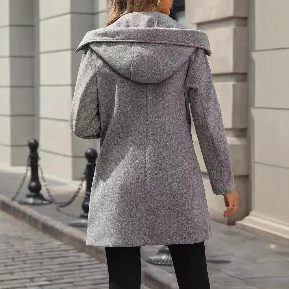 Stilvolle Damenjacke, perfekt als Übergangsjacke. Modernes Design für Büro & Freizeitmode.