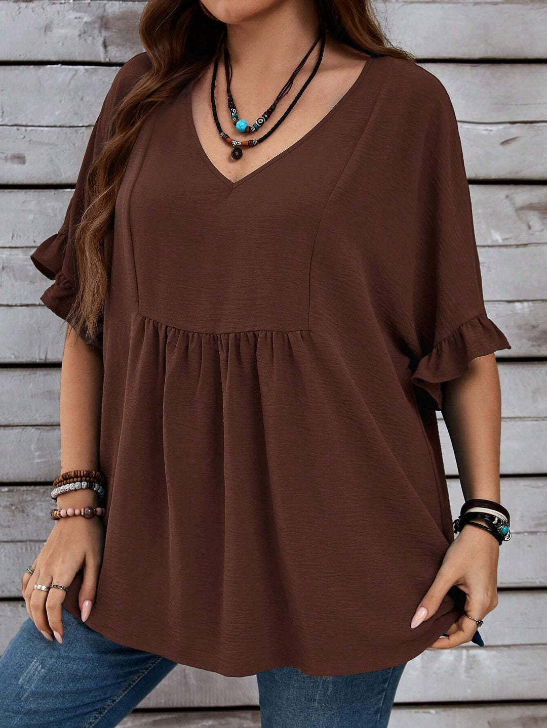 Sommerliche Damen Tunika mit V-Ausschnitt und Volantärmeln, leicht und luftig, ideal für Freizeitmode.