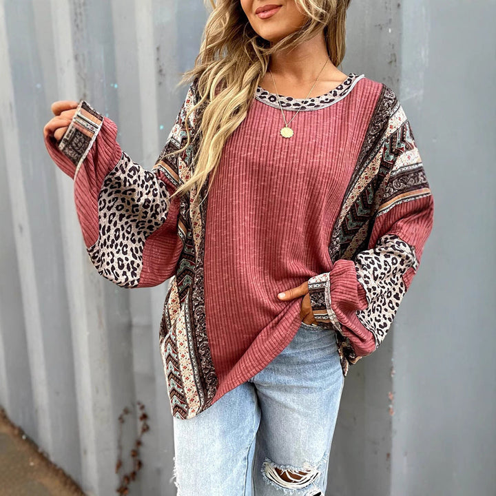 Lässiges Damen Boho Longsleeve mit Patchwork aus Leopardenmuster und Rippenstoff; komfortables Herbstmode Oberteil.