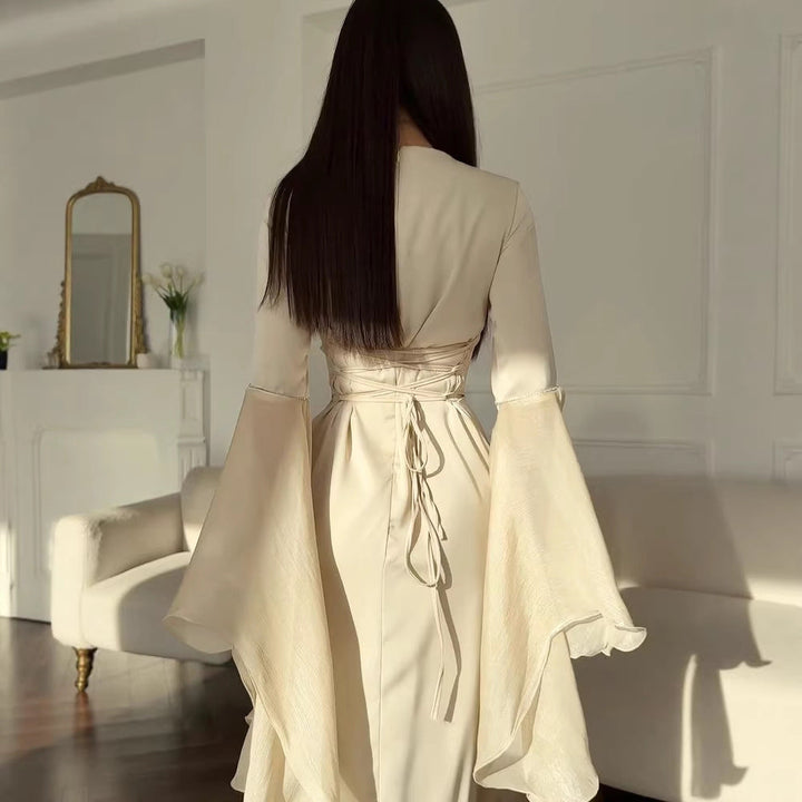 Langes, elegantes Damen Abendkleid für besondere Anlässe. Mit quadratischem Ausschnitt und drapierter Taille.