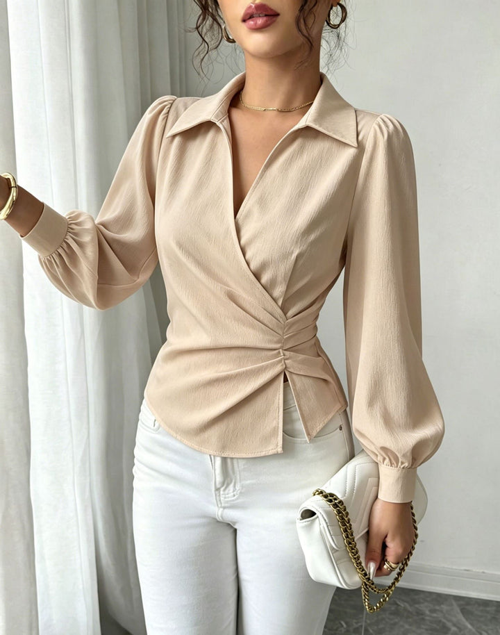 Damen Bluse mit elegantem Wickeldesign, Ballonärmeln, Taillenraffung und Hemdkragen. Feminin & chic.
