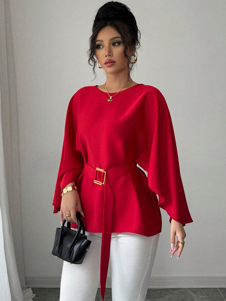 Damen Tunika, stilvoll & feminin, mit Cape-Ärmeln, Taillengürtel und fließender Silhouette für Frühling.