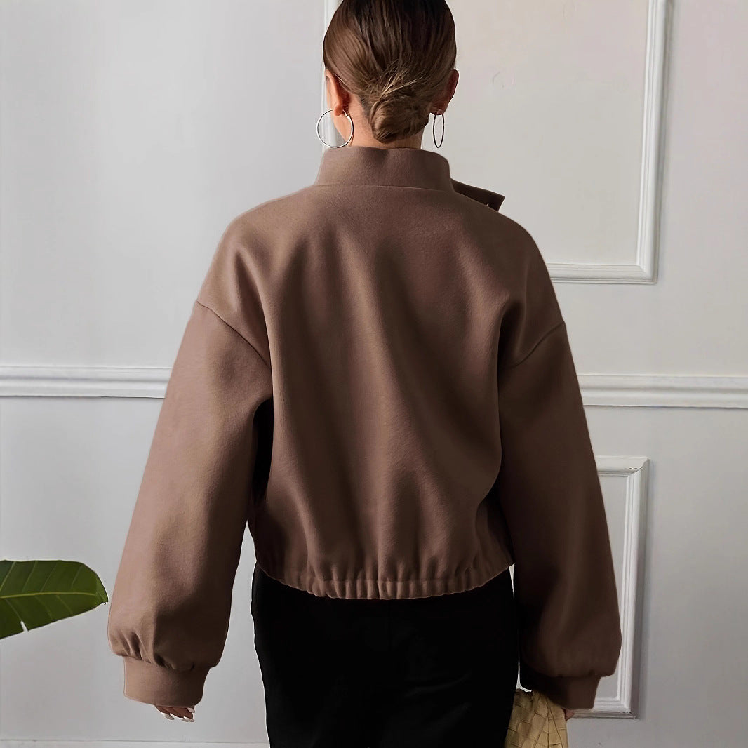 Vielseitige Khaki Damen Kurzjacke mit Stehkragen. Modische Übergangsjacke für Frühling und Herbst. Elegant & bequem.