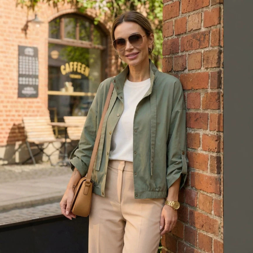 Kurze Damenjacke mit elegantem Stehkragen, vielseitig kombinierbar für den Übergang. Moderne Freizeitjacke.