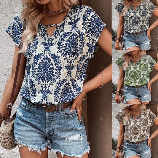 Damen Kurzarm-Top mit Keyhole & elegantem Barockmuster, ideal für einen lässigen Sommer-Look.