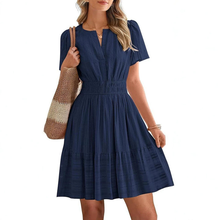 Leichtes Sommerkleid in Midi-Länge mit V-Ausschnitt, Stufenrock und Smokbund. Ideal für warme Tage.