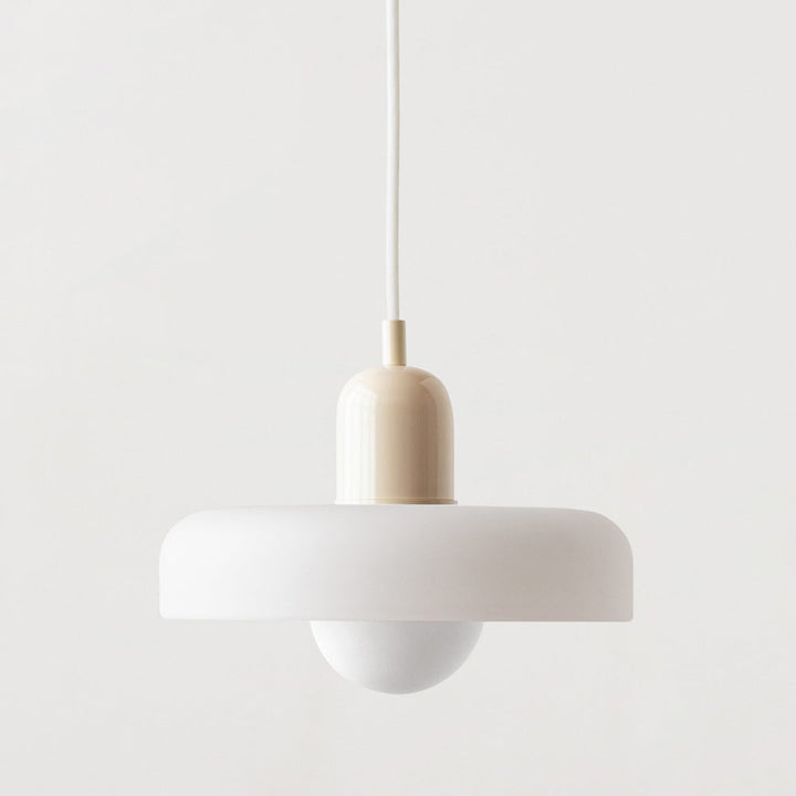 Dekorative Buntglas Pendelleuchte, farbenfroh. Moderne Hängelampe für stilvolle Räume.