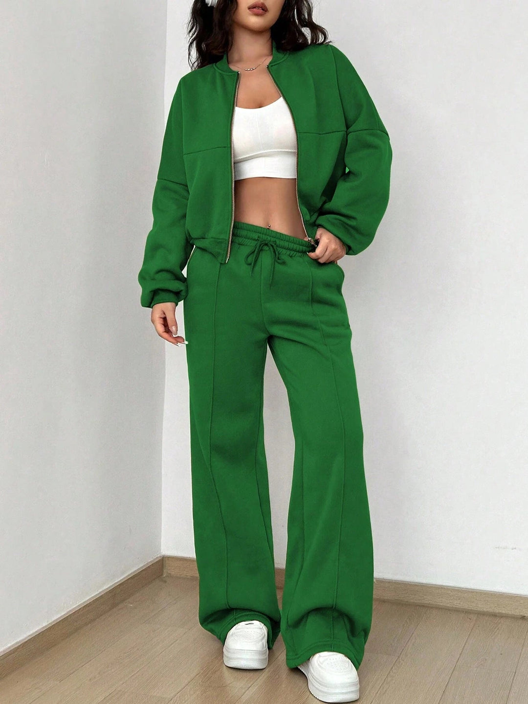 Eleganter Damen Loungewear-Zweiteiler: Kurzer Bomber & weite High-Waist Jogginghose. Modern, bequem & stilvoll.
