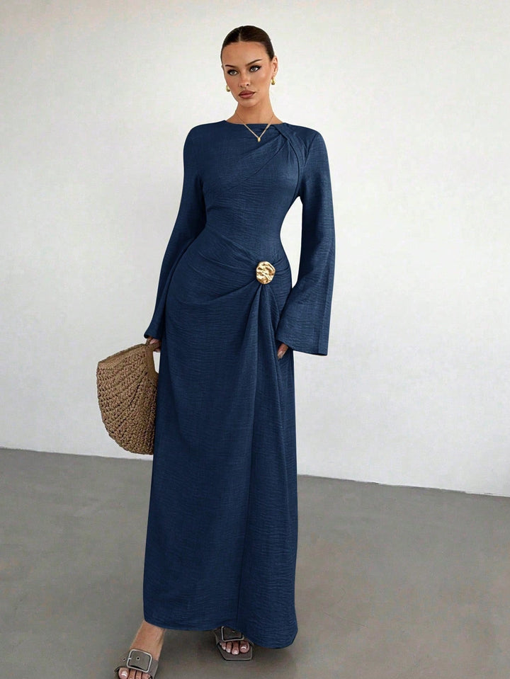 Elegantes Damen Maxikleid mit Brosche, drapiertem Stil und fließenden Glockenärmeln, Abendmode.