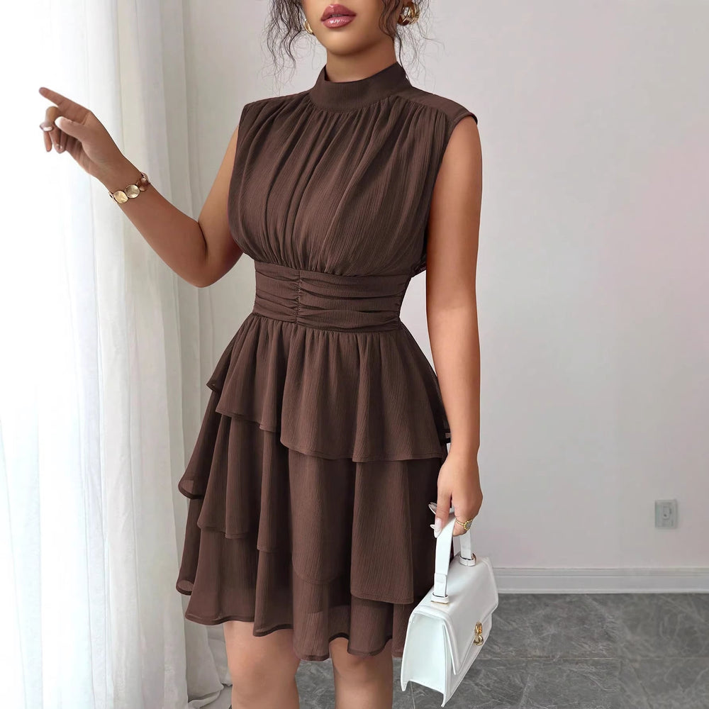 Schickes, ärmelloses Damen Stufenkleid in Schwarz mit Stehkragen, ideal für Abend oder festliche Anlässe.