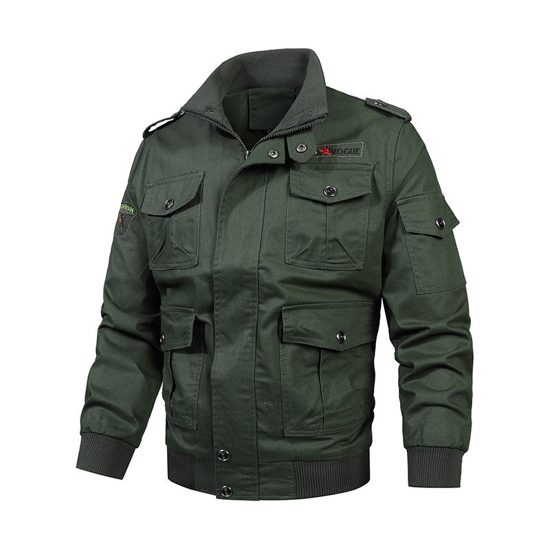 Mann trägt olivgrüne Herren Militär Utility Jacke, lässig & robust, perfekte Übergangsjacke für Outdoor-Abenteuer.