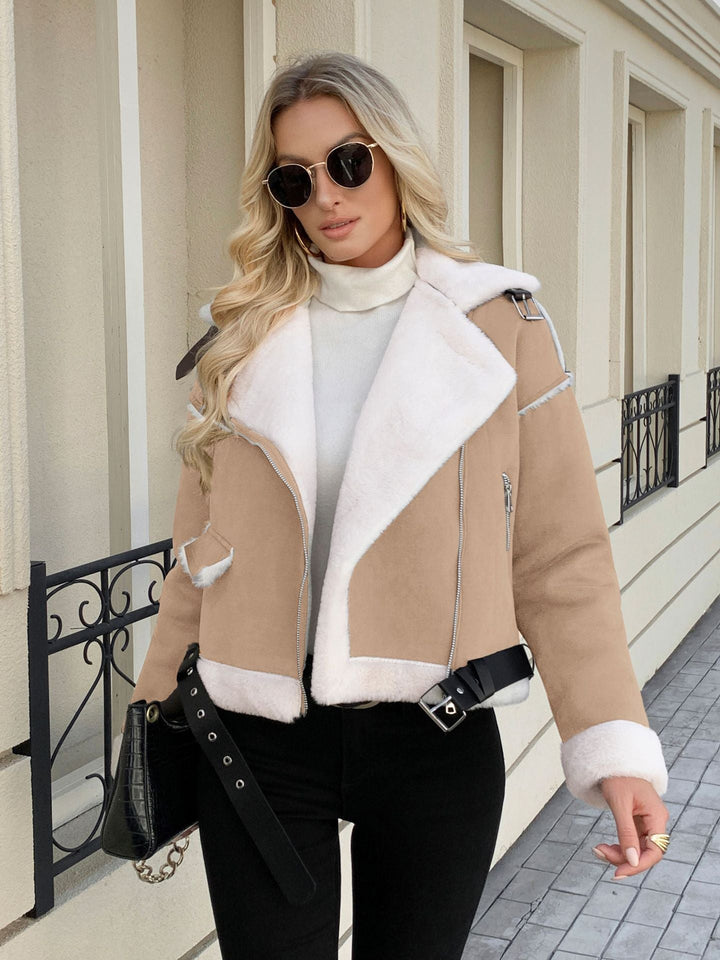 Trendige Damen Jacke mit elegantem Schnitt und auffälligem Kunstpelz-Detail. Ideal für kalte Tage.