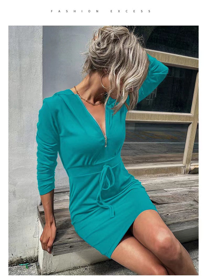 Modernes Damen-Freizeitkleid im sportlichen Stil, mit Reißverschluss & Gürtel, der die Silhouette betont.