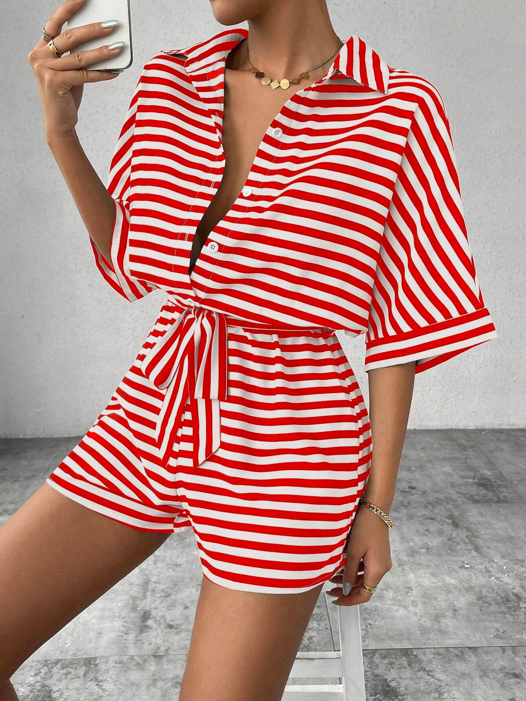 Modischer gestreifter Damen Einteiler, Kurzoverall mit Hemdkragen und Bindeband, ideal für elegante Outfits.