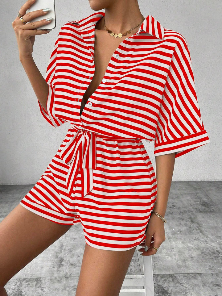 Modischer gestreifter Damen Einteiler, Kurzoverall mit Hemdkragen und Bindeband, ideal für elegante Outfits.