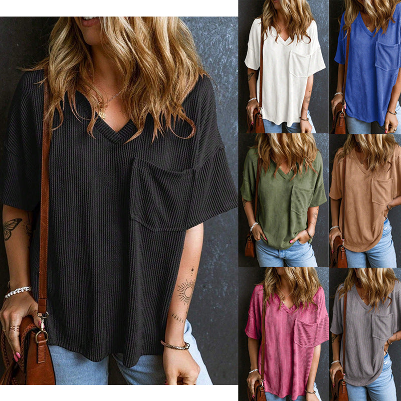Damen Oversize V-Shirt mit Brusttasche. Lässig, bequem und kurzärmlig für den Alltag.